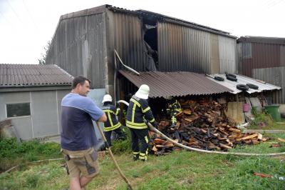 Holzstapel setzt fast Scheune in Vollbrand in Zillardtshof